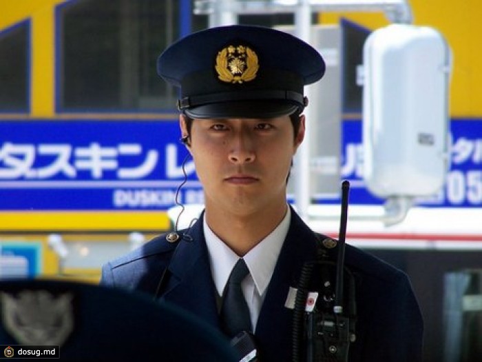 Офицер полиции насильно закармливал своих подчиненных