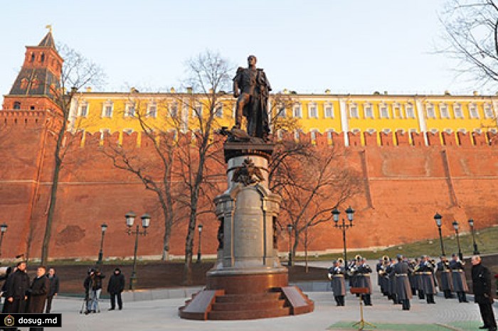 Около Кремля открыли памятник Александру I