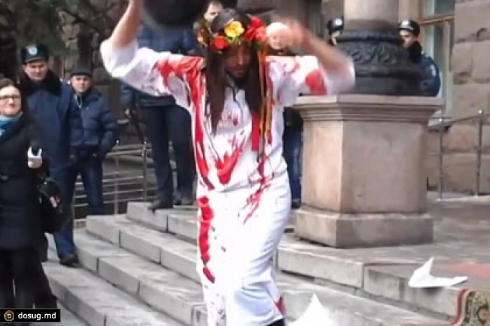 Основатель FEMEN устроил «кровавую» акцию в Николаеве