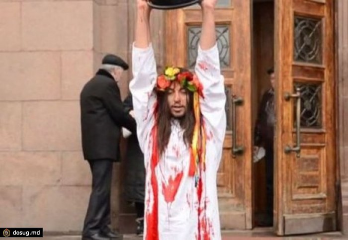 Основатель Femen устроил в Николаеве "кровавую мессу"