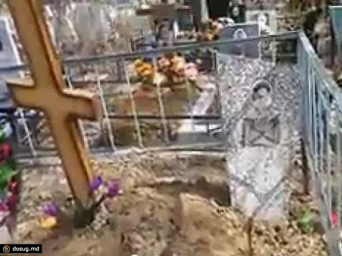 Останки ветерана выкинули из могилы, чтобы похоронить родственника судьи на Урале. ВИДЕО