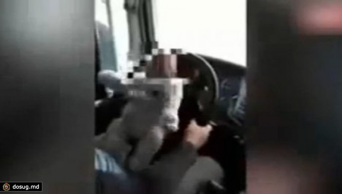 Отец вел машину с привязанным к рулю младенцем. ВИДЕО