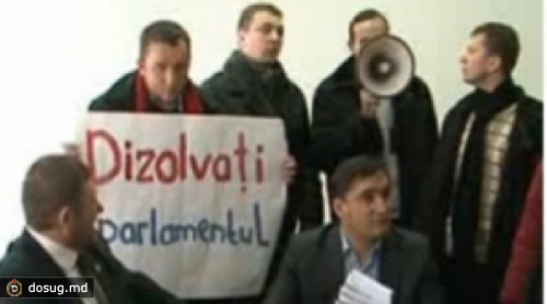 ПКРМ не унимается: группа коммунистов протестовала в парламентской комиссии по национальной безопасности
