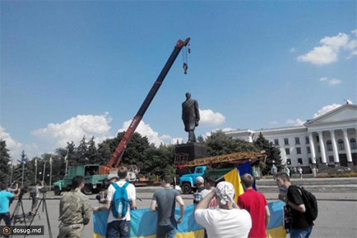 Памятник Ленину в Краматорске устоял во время сноса