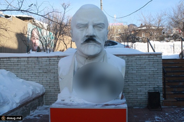 Памятник Ленину в Новосибирске разрисовали нацистской символикой