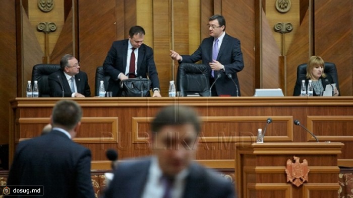 Парламент проведет слушания по ситуации в BEM и аэропорту Кишинева
