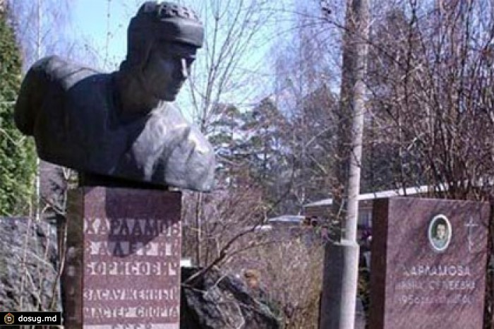 Перед вылетом на ЧМ хоккеисты сборной России посетили могилу Харламова