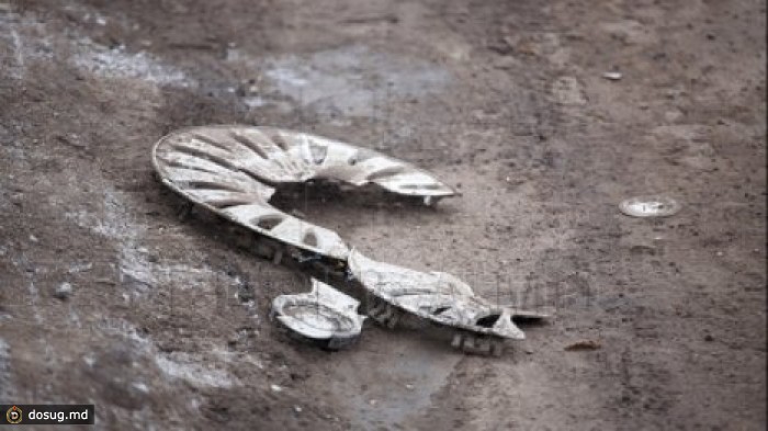 Передняя часть легковушки оказалась полностью разбита в результате аварии