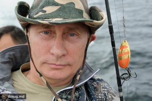 Песков опроверг предположения о заготовленных фотографиях рыбалки Путина
