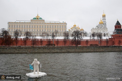 По Москве-реке проплыл активист-эколог в костюме белого медведя