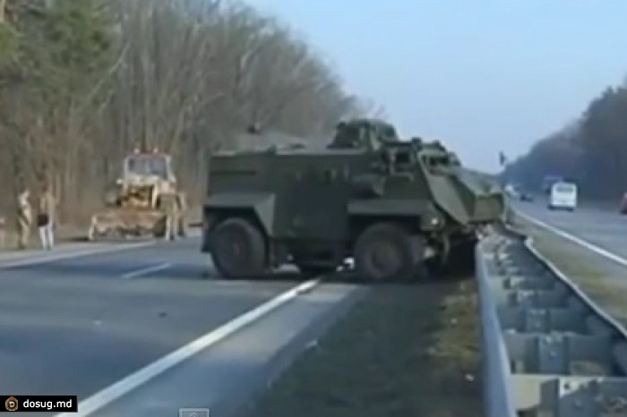 Под Киевом колонна броневиков попала в аварию
