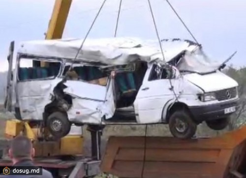
 Под Меренами поезд сбил микроавтобус, четверо погибли
