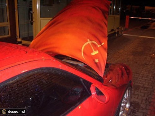 Пограничники отказались впустить в Литву Porsche с символикой СССР