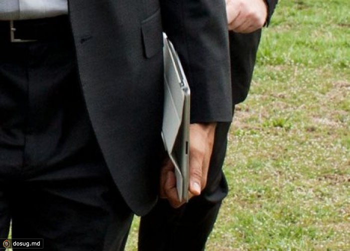 Полицейский из Дрокии вымогал у продавца местного рынка iPad