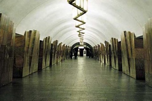 Полицейского ударили бутылкой по голове в московском метро