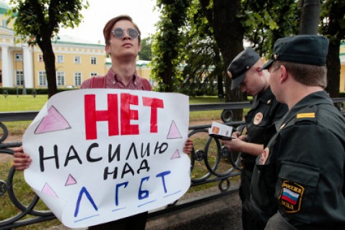 Полиция досрочно прекратила ЛГБТ-акцию в Петербурге