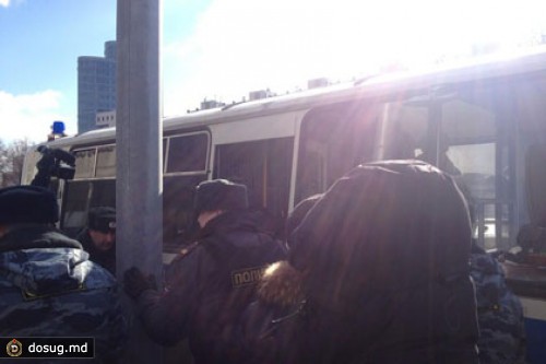 Полиция начала задержания на пикете в поддержку Pussy Riot