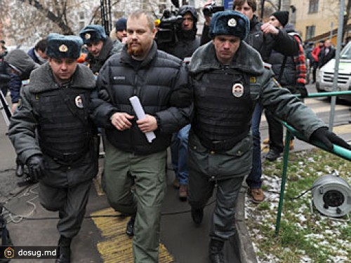 Полиция отпустила задержанного возле суда Демушкина