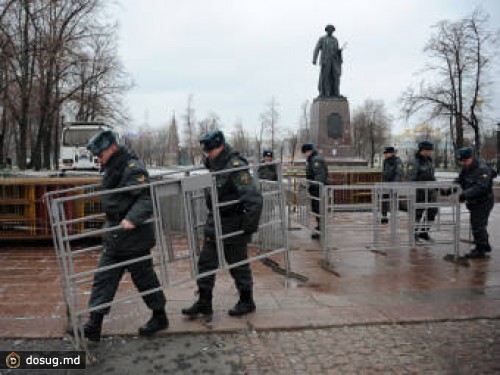 Полиция взяла под контроль центральные площади Москвы