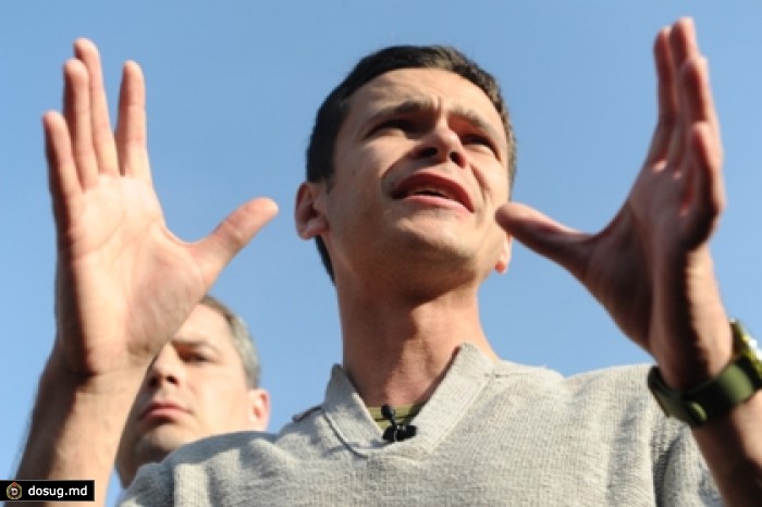 Помощник сенатора подрался с критиковавшим Путина оппозиционером Яшиным