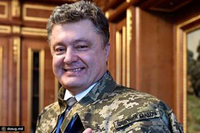 Порошенко примерил камуфляж с нашивкой «циничный Бандера»