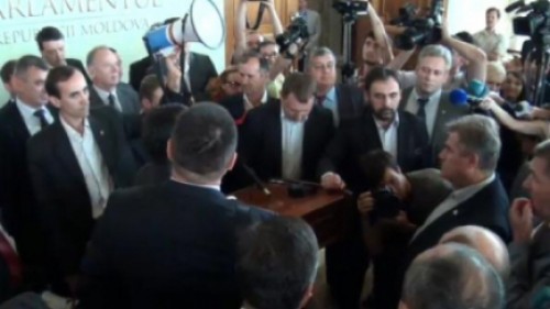 Потасовка в парламенте между депутатами ПКРМ и ЛДПМ (ВИДЕО)