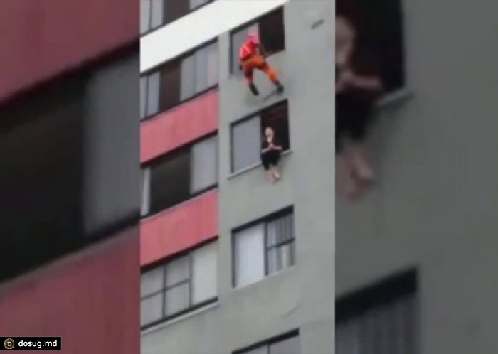 Пожарный спас самоубийцу ударом ногами в лицо. ВИДЕО