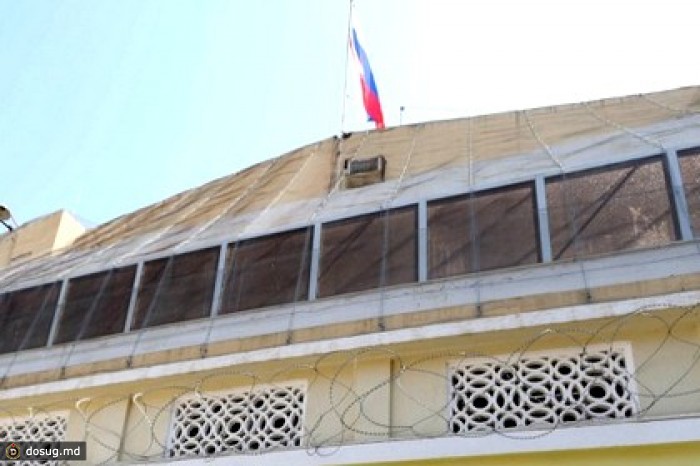 При нападении на посольство РФ в Триполи погиб человек