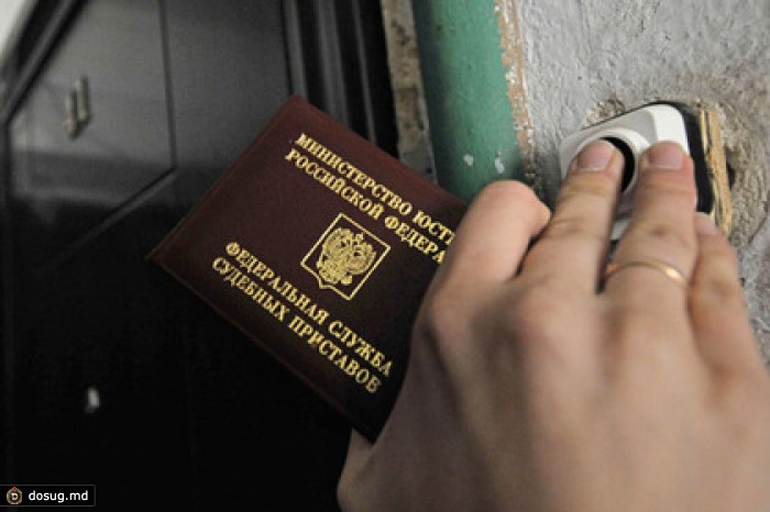 Приставы арестовали зубные коронки должницы