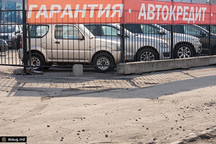 Продажи легковушек в России упали на 40 процентов