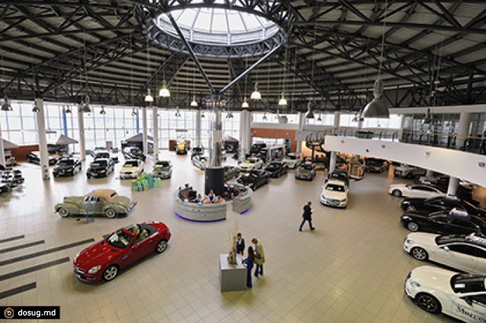 Продажи новых автомобилей в России упали на четверть