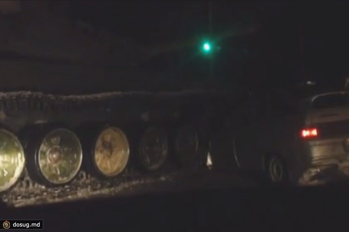 Проскочившая на «красный» легковушка попала под танк