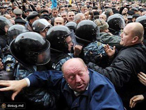 Протестующие "чернобыльцы" переместились к кабмину Украины