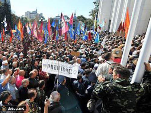 Протестующие "чернобыльцы" прорвали оцепление у Рады