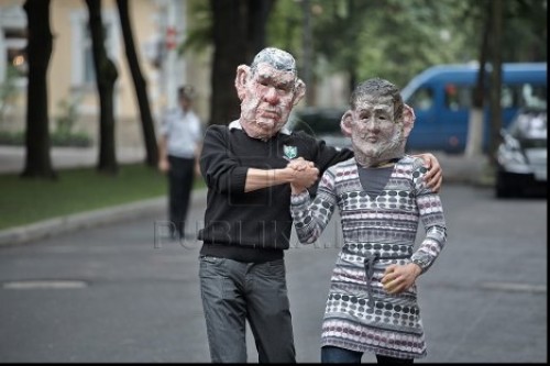 Протестующие принесли арбузы к резиденции президента