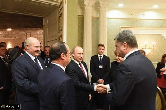 Путин и Порошенко обменялись рукопожатием