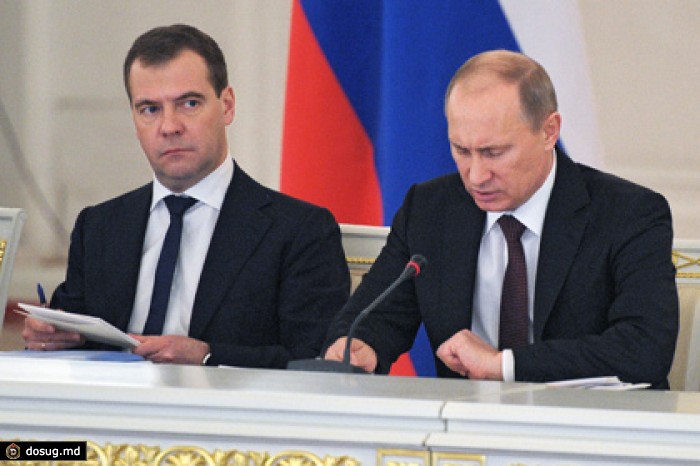 Путин сократил зарплату себе и Медведеву
