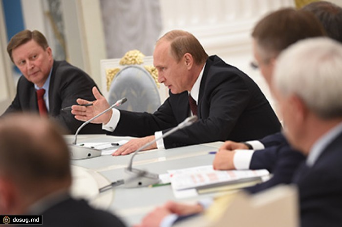 Путин урежет зарплаты сотрудникам своей администрации