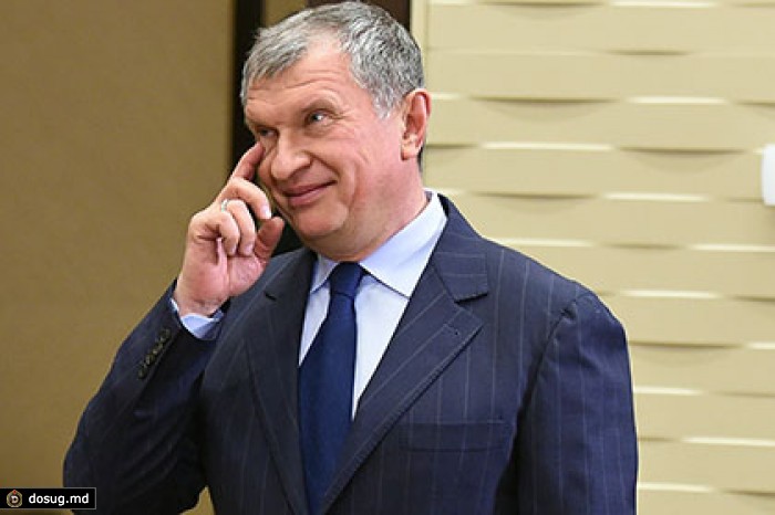 Путин затруднился назвать размер зарплаты Сечина