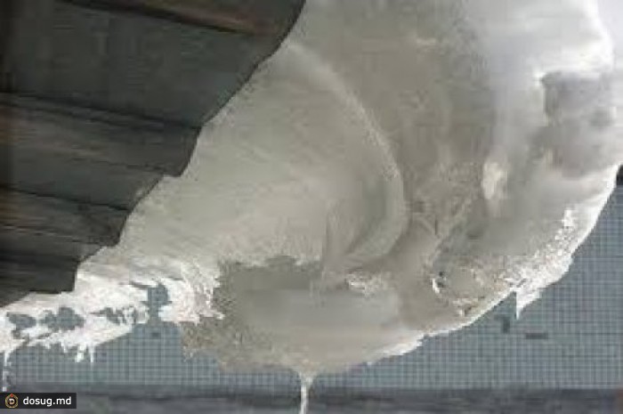 Ребенок попал в больницу, после того как на него с крыши обрушился пласт снега