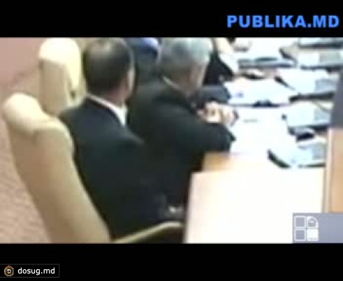 Ролик дня: Формузал раскачивается в кресле в правительстве