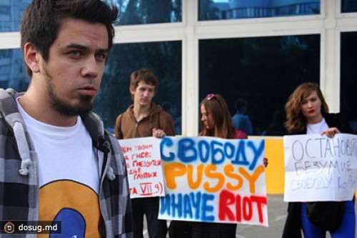 Роскомнадзор вынес предупреждения за публикации про футболки Pussy Riot