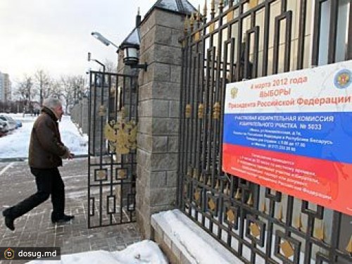 Российским избирателям в Минске раздали белые ленты
