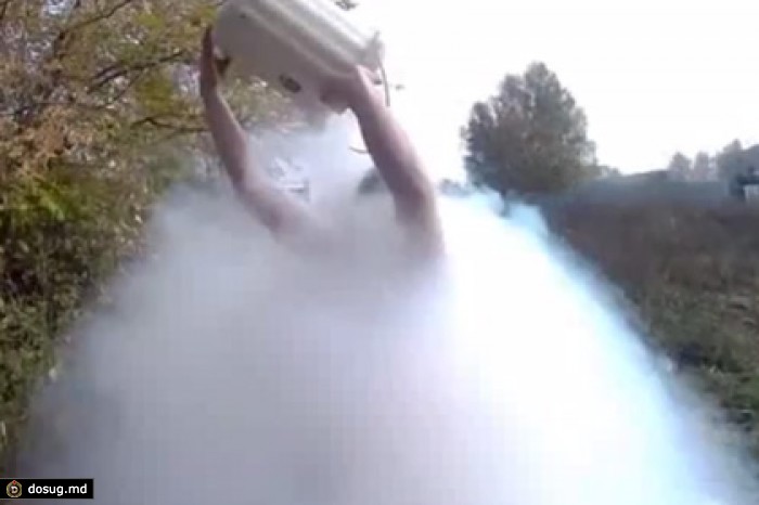 Российский ученый облился жидким азотом в рамках Ice Bucket Challenge