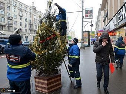 С елок в центре Москвы сняли несанкционированную мишуру