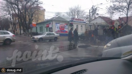 Сегодня на одной из кишиневских улиц провалился асфальт