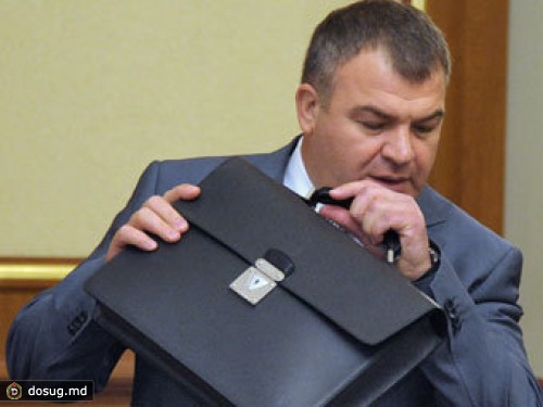 Сердюков отказался отвечать на вопросы без адвоката