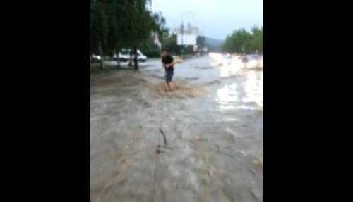Серфинг на затопленных улицах города. ВИДЕО