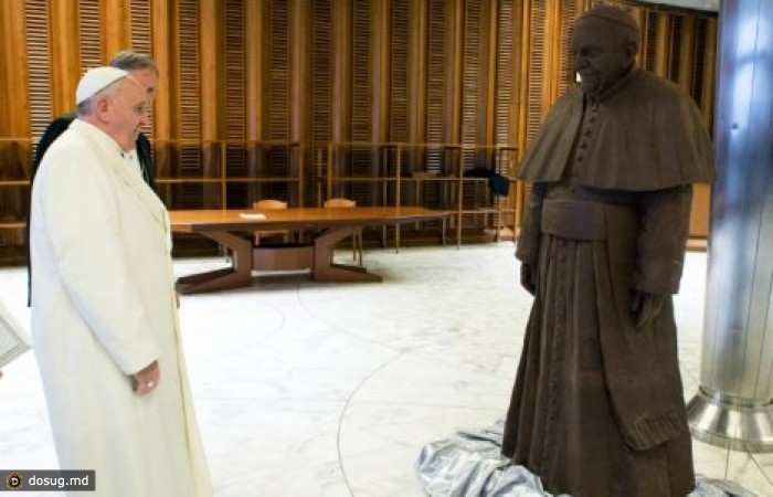 Шоколадная скульптура Папы Римского во весь рост