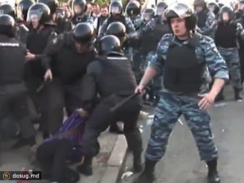 Следственный комитет изучит видео с избиением участницы "Марша миллионов"